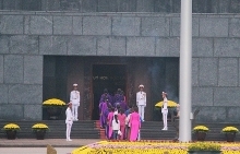 Thousands of people pay tribute to late President Ho Chi Minh on National Day