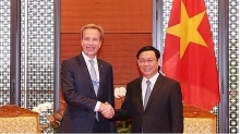 Deputy PM Vuong Dinh Hue receives WEF President
