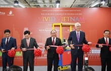PM Phuc attends Vietnamese Goods Week in Singapore