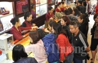 Người dân xếp hàng từ sớm mua vàng đón lộc ngày Thần Tài