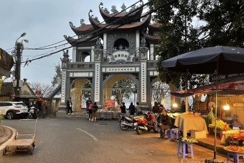 Hà Nội: Đền, chùa vắng vẻ trong ngày Rằm tháng Giêng