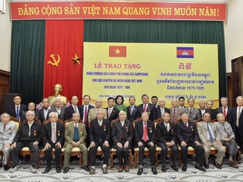 Hoàng gia Campuchia trao Huân chương cho cán bộ Ban K