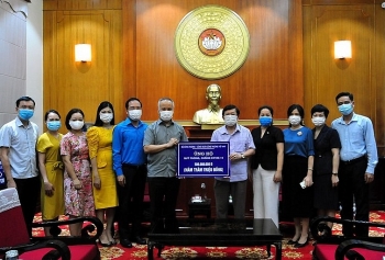 Bộ Công Thương trao tiền ủng hộ Quỹ vắc xin phòng, chống dịch Covid-19