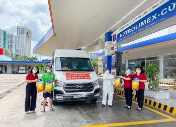Petrolimex hỗ trợ 50 tấn gạo cho các hộ dân gặp khó khăn tại TP. Hồ Chí Minh