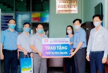 Petrolimex Bà Rịa - Vũng Tàu tặng 20 điện thoại giúp học sinh học trực tuyến