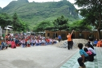 Mang yêu thương lên với học sinh vùng khó