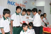 Bảo hiểm Bưu điện trao 1.000 phần quà cho học sinh hiếu học
