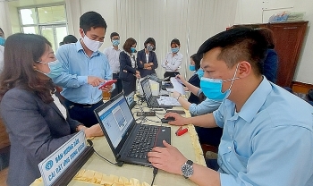 Hà Nội tăng tốc hỗ trợ người dân cài đặt bảo hiểm số VssID