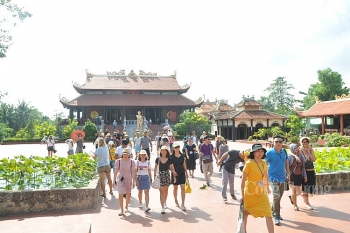 Phát triển du lịch: Cần di đều bằng “hai chân”