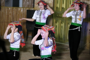 Cô gái Thái năng động của bản làng