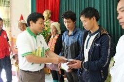 Người lao động PVFCCo chia sẻ cùng gia đình các nạn nhân chịu thiệt hại do thiên tai tại Lai Châu