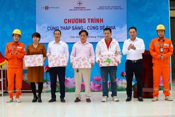 EVNHANOI trao tặng 50.000 quyển vở cho học sinh nghèo