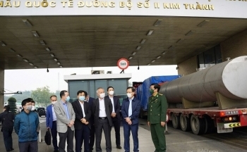 Lào Cai đề xuất với Bộ Công Thương nhiều giải pháp xử lý ùn tắc hàng hoá qua cửa khẩu