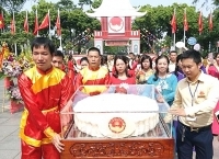 Trình diễn cặp bánh Trung thu lớn nhất Việt Nam