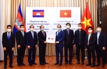 Vietnam shares pandemic control experience and equipment with the world