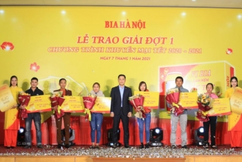 Những khách hàng may mắn đầu tiên trong chương trình khuyến mại “Vị Bia làm nên sắc Tết” 2021 của Bia Hà Nội