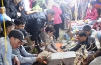 Trắng đêm chen chân “mua may, bán rủi” ở chợ Viềng