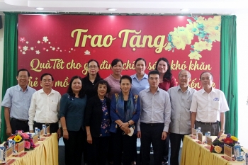 Chủ tịch Quốc hội Nguyễn Thị Kim Ngân dự lễ trao quà Tết tại tỉnh Bến Tre