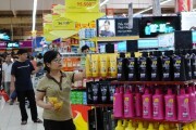 Thị trường quà tặng 8/3: Mẫu mã phong phú, giá ổn định
