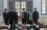 2.500 chai nước súc miệng khử khuẩn được trao tặng cho các bệnh viện tuyến đầu chống dịch