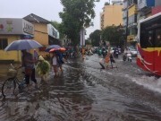 Mưa lớn cuối chiều, một số tuyến phố ở Hà Nội lại bị ngập