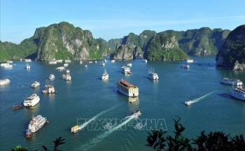 Giảm giá vé, lượng khách tham quan vịnh Hạ Long tăng cao ngày cuối tuần