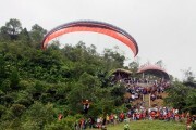 Khai mạc Festival dù lượn “Bay trên mùa vàng”