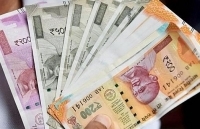 Thị trường chứng khoán giảm mạnh và đồng Rupi Ấn Độ tiếp tục mất giá ở mức kỷ lục mới