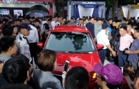 VinFast phát giá “sốc” - người dân chen chân xếp hàng mua xe