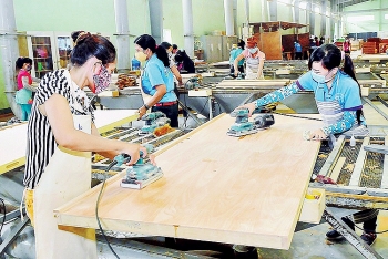 Ngành gỗ vượt “bão”