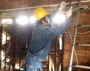 Hơn gần 7.900 hộ nghèo, hộ chính sách được sửa chữa điện miễn phí