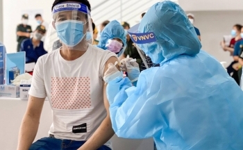 Thúc đẩy mạnh mẽ, quyết liệt việc tiêm vaccine phòng COVID-19, bảo đảm an toàn, hiệu quả