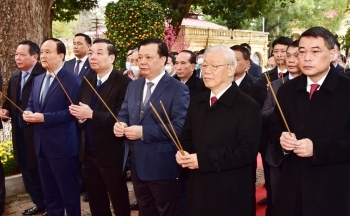 Tổng Bí thư Nguyễn Phú Trọng dâng hương tại Hoàng thành Thăng Long