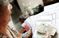 Người dân TP. HCM nhận lương hưu qua bưu điện