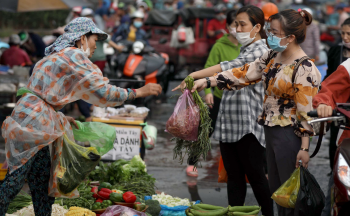 Người lao động phập phồng trước giờ tăng lương