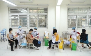 Thủ tướng chỉ đạo đẩy nhanh tiêm vaccine phòng COVID-19 mũi 3, mũi 4