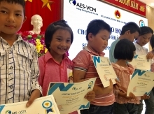 AES-VCM Mong Duong Power Company presents 170 scholarships in Cam Pha City