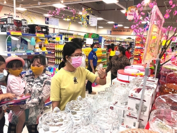 Siêu thị nhộn nhịp đón khách ngày đầu năm