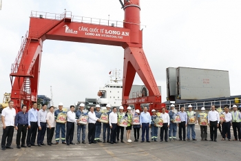 Phó Thủ tướng Trương Hòa Bình thăm lao động làm xuyên Tết tại Cảng quốc tế Long An