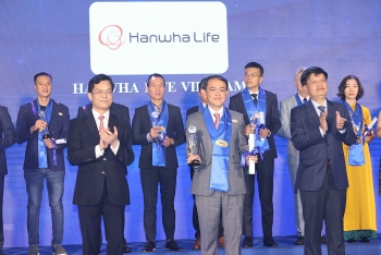 Hanwha Life Việt Nam nhận giải thưởng Rồng Vàng lần thứ 8
