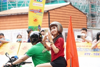 Hơn 500 người diễu hành bằng xe đạp, mô tô chào mừng kỷ niệm 30/4