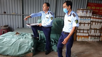 Quản lý thị trường Long An: Ngăn chặn 4 xe ô tô tải vận chuyển hàng gia dụng nghi nhập lậu