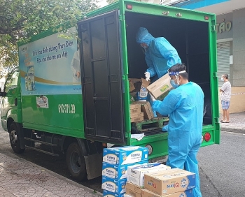 Người dân phấn khởi được mua sữa trợ giá trong mùa dịch