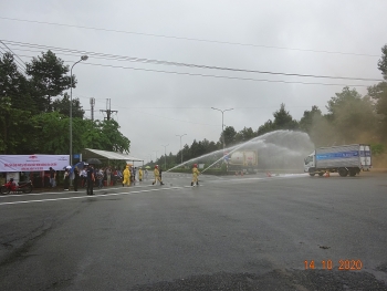 Diễn tập sẵn sàng ứng phó sự cố hóa chất trên đường vận chuyển