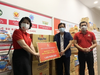 VISSAN ủng hộ 2.600 phần quà cho đội ngũ y bác sĩ và người dân gặp khó khăn