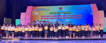 200 suất học bổng được trao cho học sinh khó khăn tại Đồng Nai