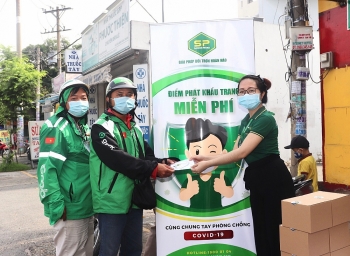 Dầu nhớt Saigon Petro phát khẩu trang miễn phí chống dịch