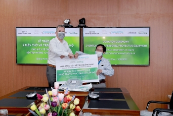 Nhiều doanh nghiệp tài trợ thiết bị y tế cho bệnh viện chống dịch Covid-19