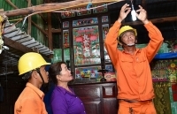 Hơn 8.000 hộ nghèo, gia đình chính sách ở Nam bộ được thay mới đường dây điện đón Tết