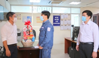 EVNHCMC: Hỗ trợ, động viên công nhân trực điện trong thời gian giãn cách xã hội